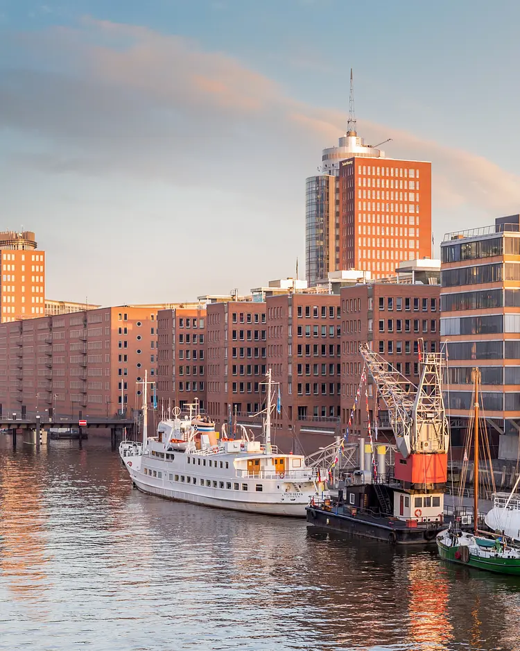 Hafenkran - Hamburg, Deutschland | Good Travel